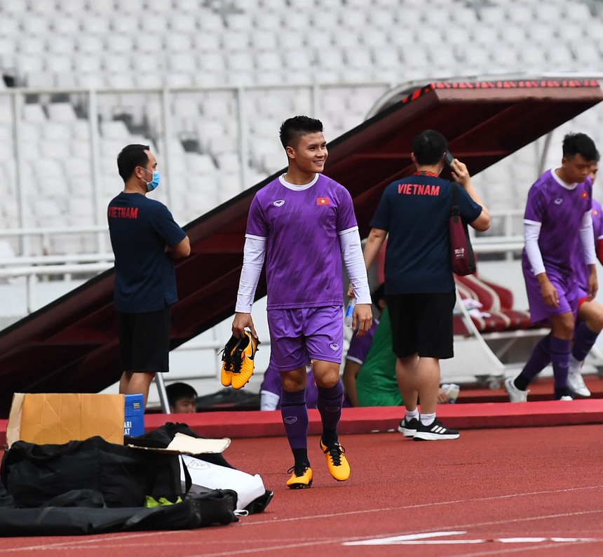 Tiến Linh làm động tác khiêu vũ cùng trợ lý Lee Young-jin - Ảnh 6.