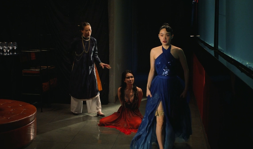 Minh Hằng bị em gái thân thiết cướp ngôi vị đệ nhất mỹ nhân, hắc hoá khiến người xem rùng mình ở trailer Chị chị em em 2  - Ảnh 7.