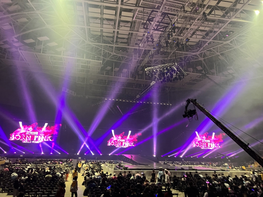Dân mạng hết chỉ trích YG lại "chê" mặt sân xuống cấp trước thềm concert của BLACKPINK tại Thái Lan - Ảnh 6.