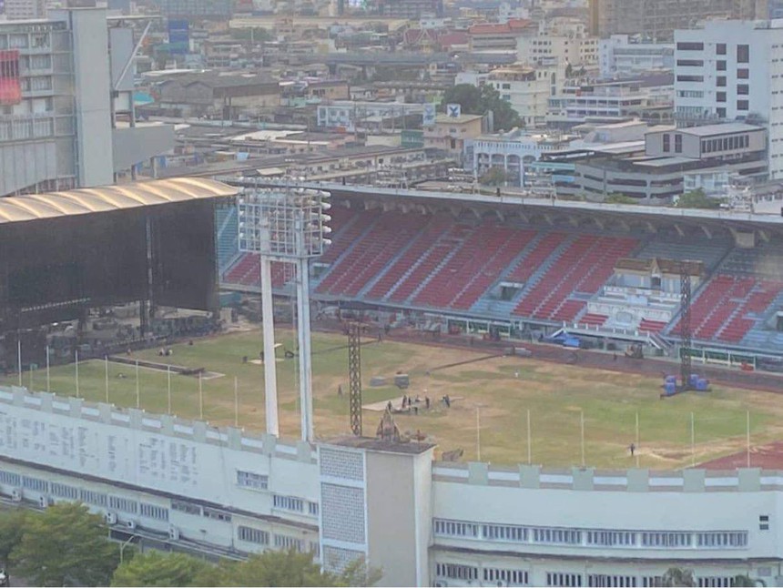 Dân mạng hết chỉ trích YG lại "chê" mặt sân xuống cấp trước thềm concert của BLACKPINK tại Thái Lan - Ảnh 4.