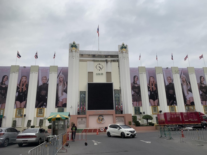 Dân mạng hết chỉ trích YG lại "chê" mặt sân xuống cấp trước thềm concert của BLACKPINK tại Thái Lan - Ảnh 3.