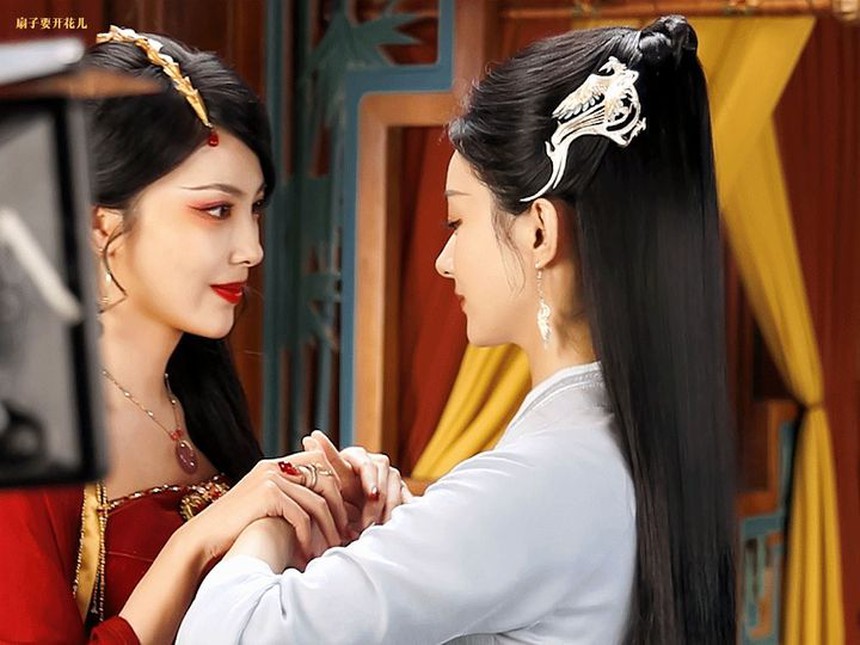 Triệu Lệ Dĩnh ‘tình bể bình’ cùng gái lạ, còn suýt môi kề môi khiến dân tình ‘rớt tim ra ngoài’? - Ảnh 4.