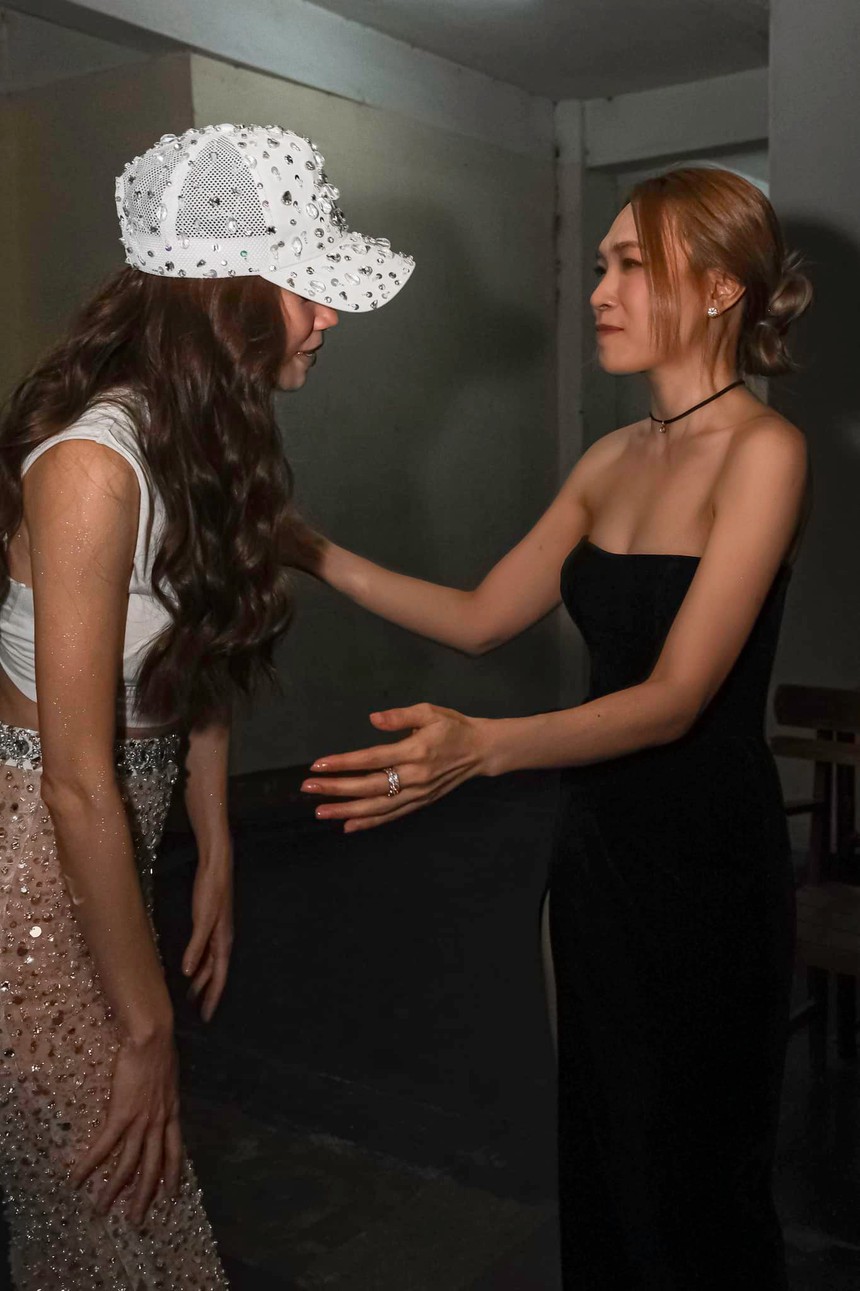 Hà Hồ sau cái ôm với Mỹ Tâm: 'Nếu lỡ có bất kì sự so sánh nào, Hà muốn xin lỗi chị vì đó là điều không nên có' - Ảnh 1.
