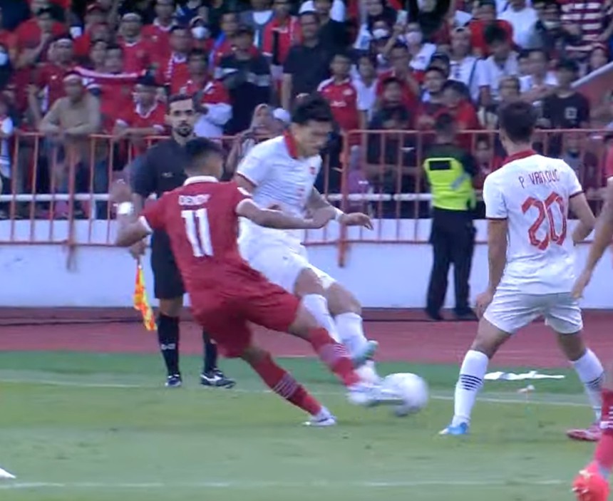 Cựu trọng tài FIFA: 'Văn Hậu đã may mắn thoát thẻ đỏ' - Ảnh 2.