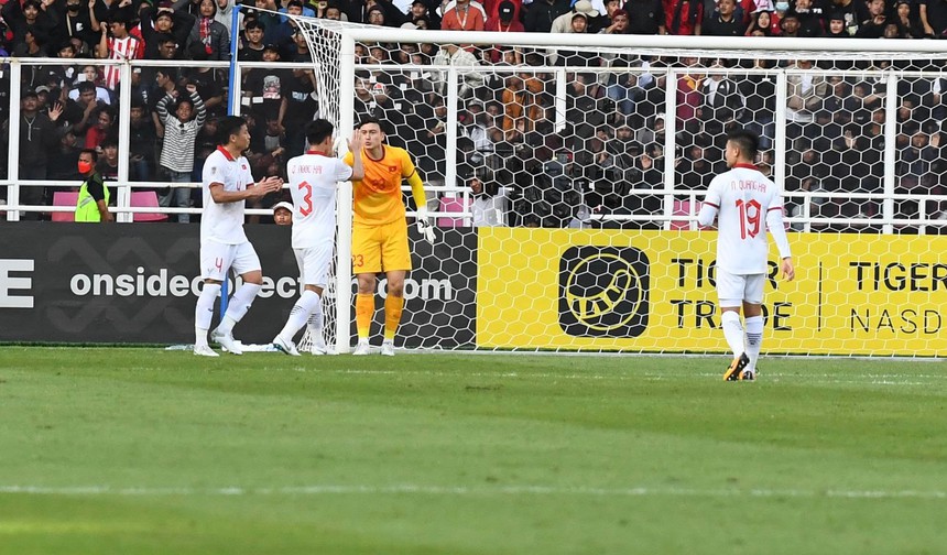 Chùm ảnh: Văn Lâm xuất sắc, bảo vệ vững chắc khung thành ĐT Việt Nam - Ảnh 5. Chùm ảnh: Văn Lâm xuất sắc, bảo vệ vững chắc khung thành ĐT Việt Nam - Ảnh 5.