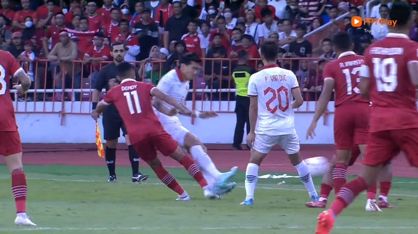 Văn Hậu may mắn thoát thẻ đỏ sau pha vào bóng bằng cả 2 chân - Ảnh 2.