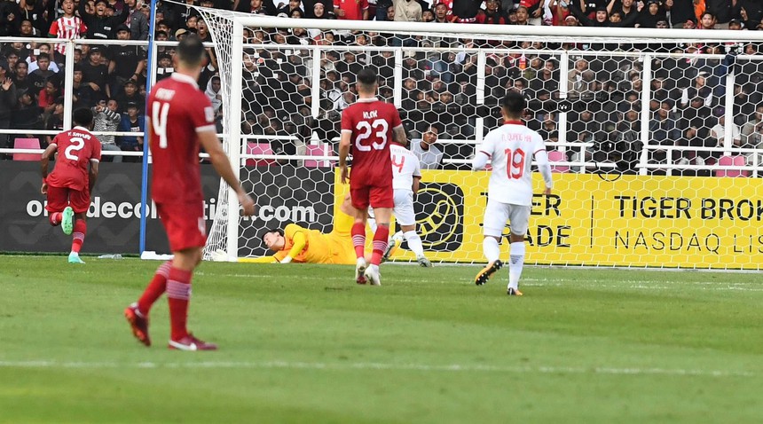 Chùm ảnh: Văn Lâm xuất sắc, bảo vệ vững chắc khung thành ĐT Việt Nam - Ảnh 4. Chùm ảnh: Văn Lâm xuất sắc, bảo vệ vững chắc khung thành ĐT Việt Nam - Ảnh 4.