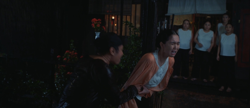 Minh Hằng bị em gái thân thiết cướp ngôi vị đệ nhất mỹ nhân, hắc hoá khiến người xem rùng mình ở trailer Chị chị em em 2  - Ảnh 9.