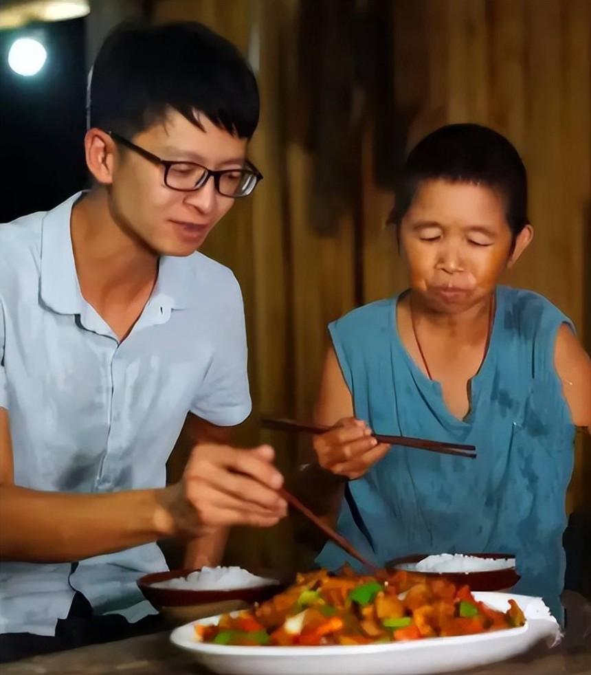 Chàng trai từng đi chăn lợn thuê từ năm lớp 4 và 'ông cụ non' vụt sáng thành ngôi sao trên mạng xã hội: Không cần chiêu trò vẫn lên như diều gặp gió  - Ảnh 1.