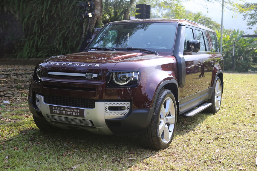 Land Rover Defender 130 giá từ 5,989 tỷ đồng: Hàng ghế thứ 3 rộng hàng đầu phân khúc - Ảnh 1.