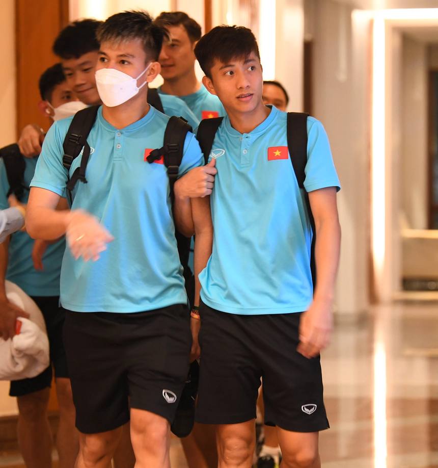 Hoàng Đức, Tấn Tài tập tễnh trở về khách sạn sau trận hoà Indonesia - Ảnh 2. Hoàng Đức, Tấn Tài tập tễnh trở về khách sạn sau trận hoà Indonesia - Ảnh 2.