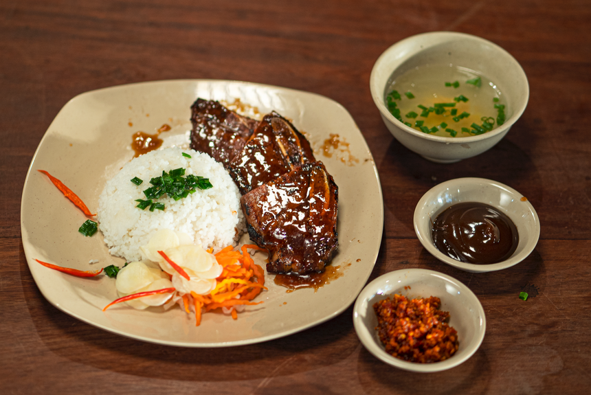 Quảng bá phim kiểu sao Việt: Trấn Thành bán bánh canh, Thu Trang bán cơm tấm, có người làm Đại lộ danh vọng như Hollywood - Ảnh 3.