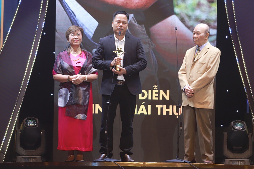 Chi Pu lần 2 trở thành diễn viên được yêu thích nhất, phim của Trấn Thành "trắng tay" tại Ngôi Sao Xanh - Ảnh 11.