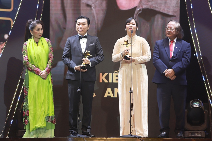 Chi Pu lần 2 trở thành diễn viên được yêu thích nhất, phim của Trấn Thành "trắng tay" tại Ngôi Sao Xanh - Ảnh 6.