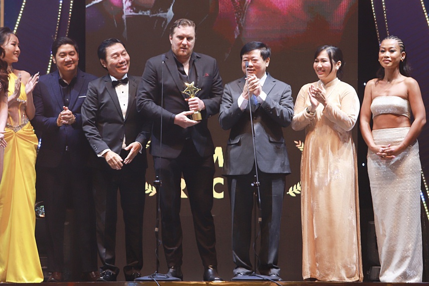 Chi Pu lần 2 trở thành diễn viên được yêu thích nhất, phim của Trấn Thành "trắng tay" tại Ngôi Sao Xanh - Ảnh 4.