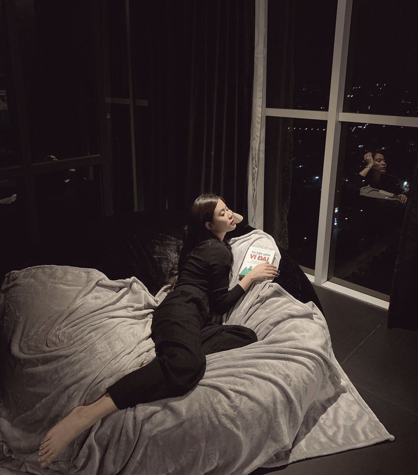 Căn hộ cao cấp của Hoàng Thuỳ Linh: Phòng trưng bày giải thưởng khủng, từng bị soi sống chung Gil Lê  - Ảnh 3.