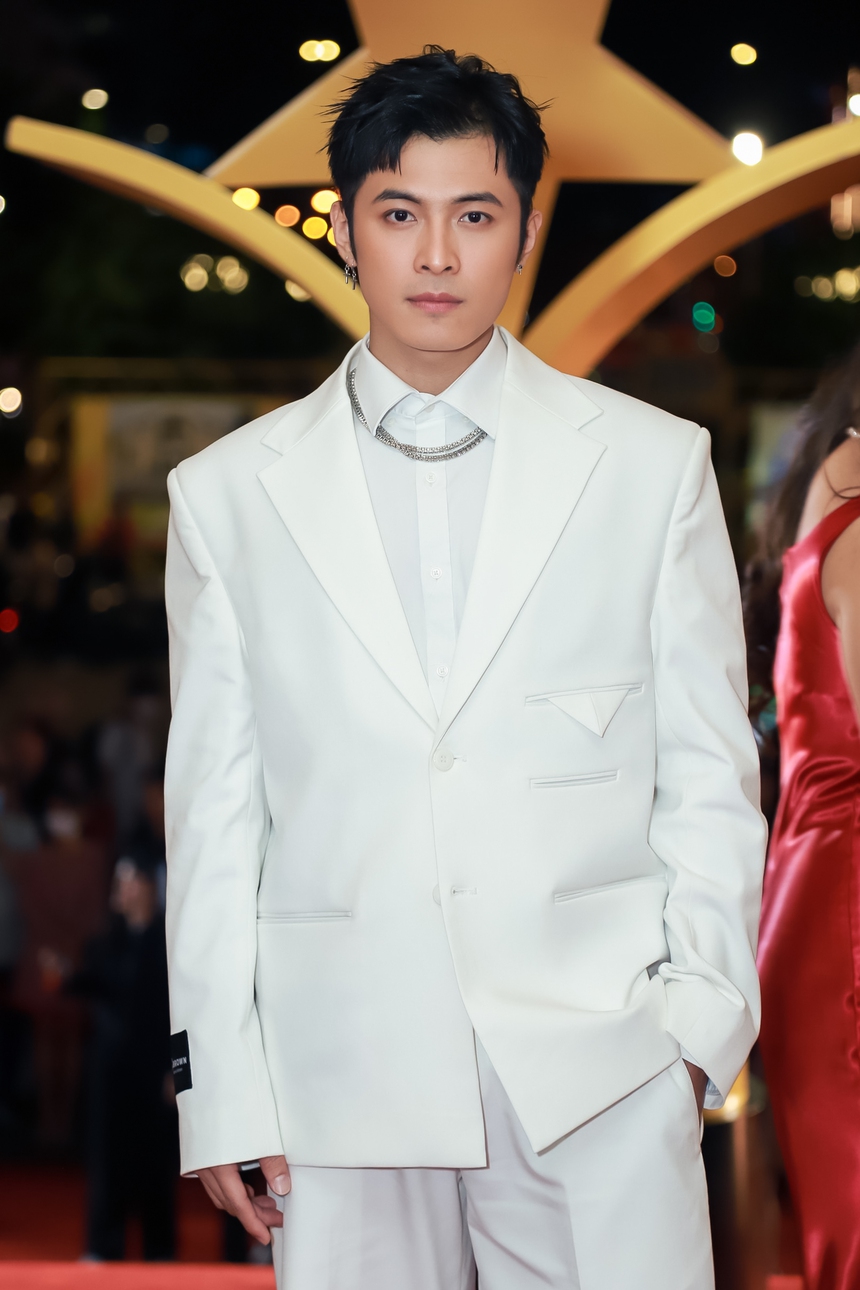 Chi Pu cùng dàn mỹ nhân Vbiz đổ bộ, Gin Tuấn Kiệt - Puka có động thái gây chú ý tại thảm đỏ - Ảnh 11.