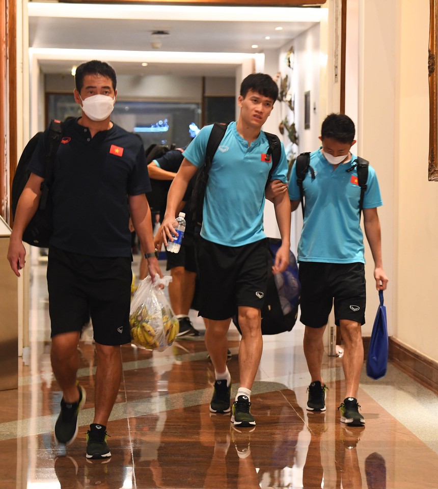 Hoàng Đức, Tấn Tài tập tễnh trở về khách sạn sau trận hoà Indonesia - Ảnh 1. Hoàng Đức, Tấn Tài tập tễnh trở về khách sạn sau trận hoà Indonesia - Ảnh 1.
