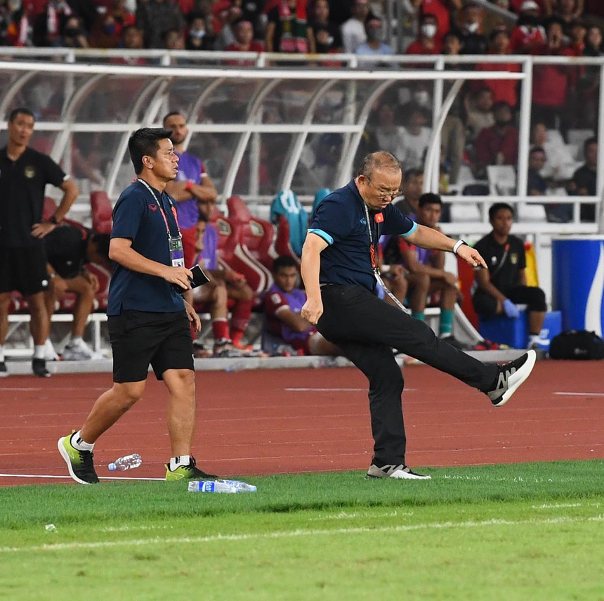 HLV Park Hang-seo phản ứng cực căng với trọng tài khi Ngọc Hải, Văn Đức bị phạm lỗi - Ảnh 6.