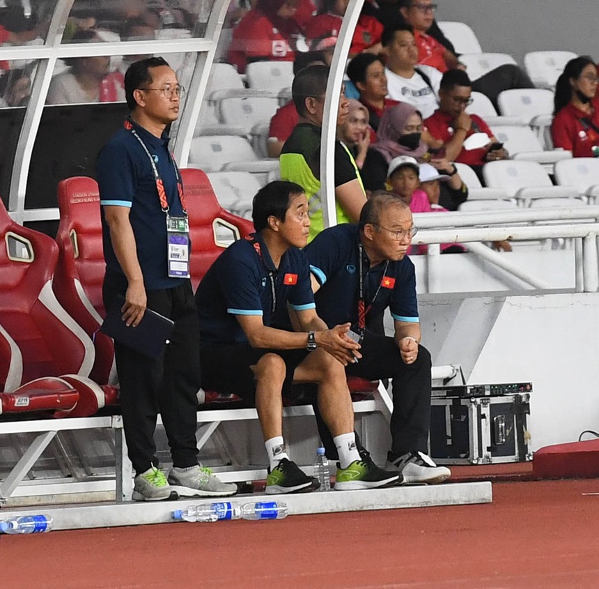 HLV Park Hang-seo phản ứng cực căng với trọng tài khi Ngọc Hải, Văn Đức bị phạm lỗi - Ảnh 8.