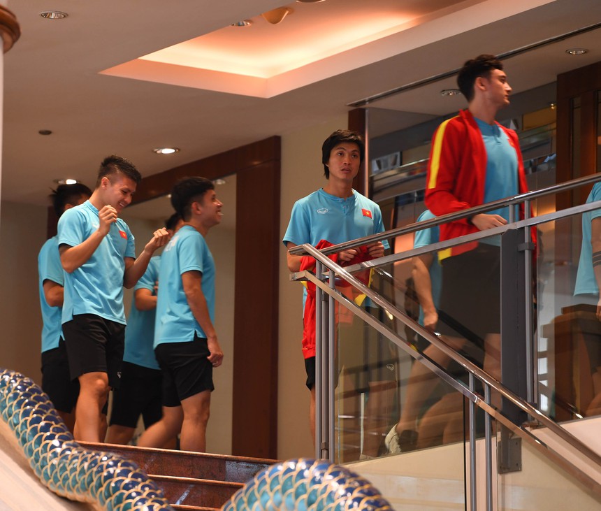 Tuấn Anh ngại ngùng vì bị Quang Hải vạch áo giữa chốn đông người - Ảnh 1. Tuấn Anh ngại ngùng vì bị Quang Hải vạch áo giữa chốn đông người - Ảnh 1.