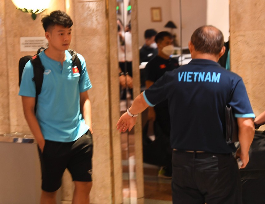 Hoàng Đức, Tấn Tài tập tễnh trở về khách sạn sau trận hoà Indonesia - Ảnh 6. Hoàng Đức, Tấn Tài tập tễnh trở về khách sạn sau trận hoà Indonesia - Ảnh 6.