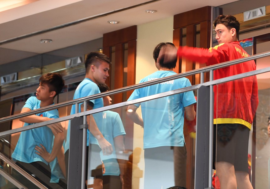 Tuấn Anh ngại ngùng vì bị Quang Hải vạch áo giữa chốn đông người - Ảnh 2. Tuấn Anh ngại ngùng vì bị Quang Hải vạch áo giữa chốn đông người - Ảnh 2.