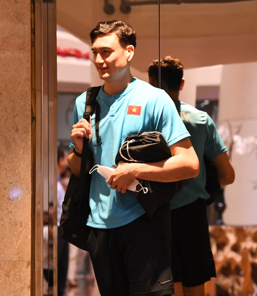 Hoàng Đức, Tấn Tài tập tễnh trở về khách sạn sau trận hoà Indonesia - Ảnh 4. Hoàng Đức, Tấn Tài tập tễnh trở về khách sạn sau trận hoà Indonesia - Ảnh 4.