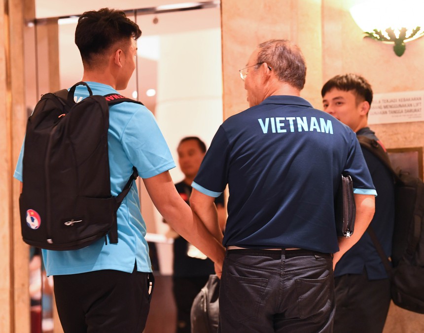 Hoàng Đức, Tấn Tài tập tễnh trở về khách sạn sau trận hoà Indonesia - Ảnh 7. Hoàng Đức, Tấn Tài tập tễnh trở về khách sạn sau trận hoà Indonesia - Ảnh 7.