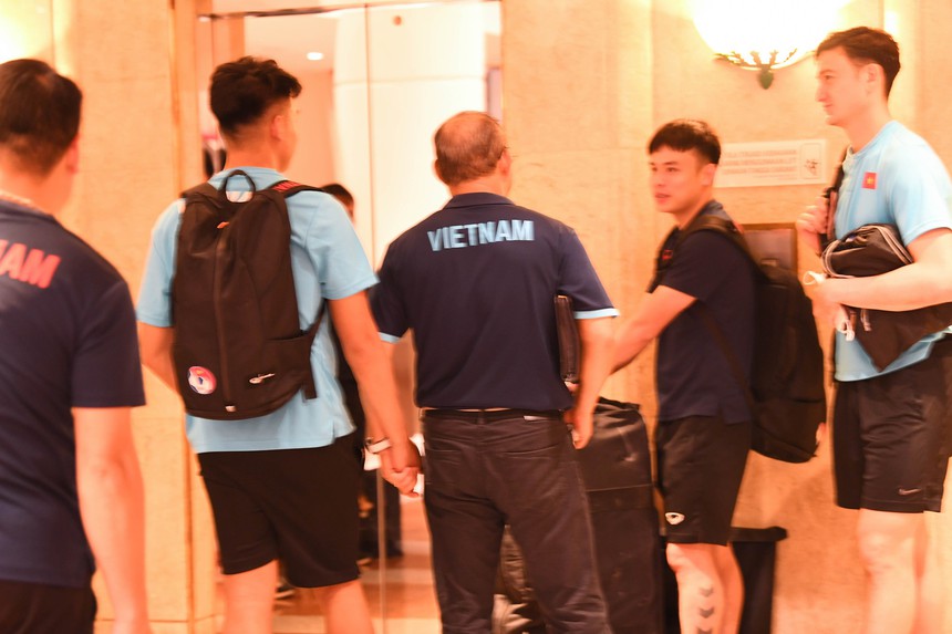 HLV Park Hang-seo ngăn Văn Hậu tìm trọng tài sau trận đấu với ĐT Indonesia - Ảnh 9.