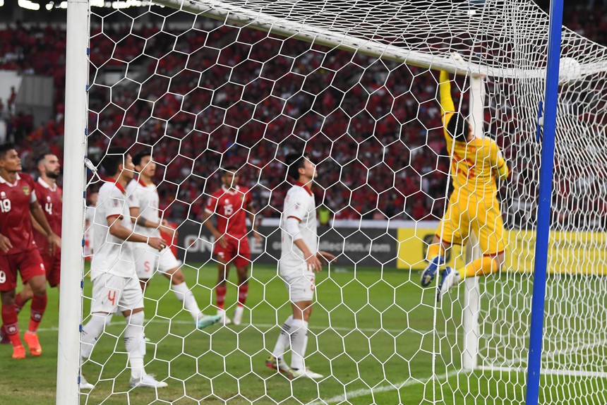 Chùm ảnh: Văn Lâm xuất sắc, bảo vệ vững chắc khung thành ĐT Việt Nam - Ảnh 3. Chùm ảnh: Văn Lâm xuất sắc, bảo vệ vững chắc khung thành ĐT Việt Nam - Ảnh 3.