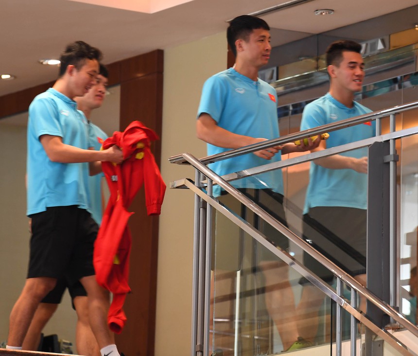 Tuấn Anh ngại ngùng vì bị Quang Hải vạch áo giữa chốn đông người - Ảnh 4. Tuấn Anh ngại ngùng vì bị Quang Hải vạch áo giữa chốn đông người - Ảnh 4.