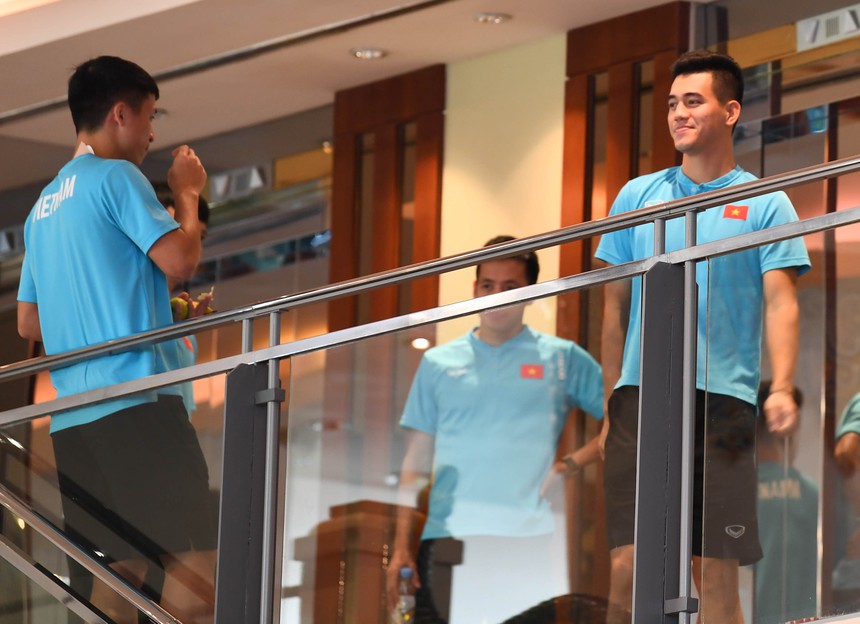 Tuấn Anh ngại ngùng vì bị Quang Hải vạch áo giữa chốn đông người - Ảnh 5. Tuấn Anh ngại ngùng vì bị Quang Hải vạch áo giữa chốn đông người - Ảnh 5.