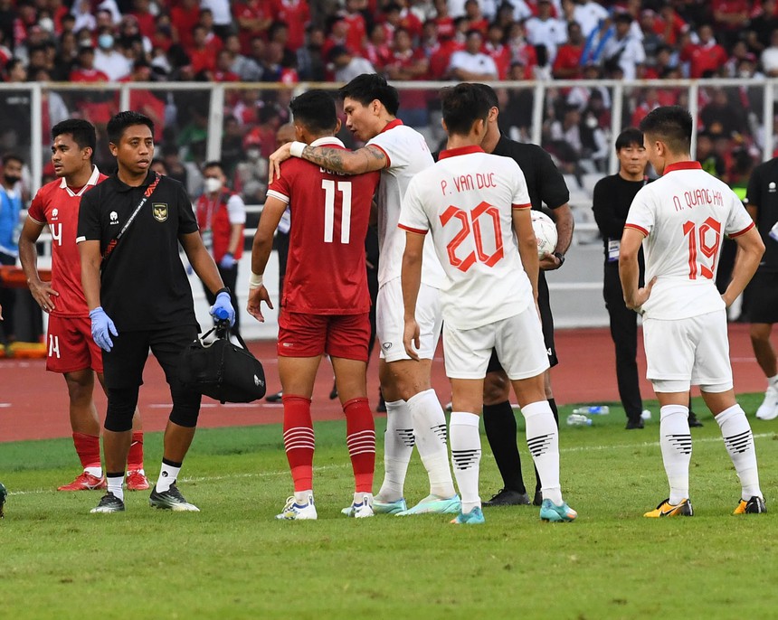 Tiến Dũng, Duy Mạnh bảo vệ Văn Hậu khi bị cầu thủ Indonesia quây - Ảnh 9.