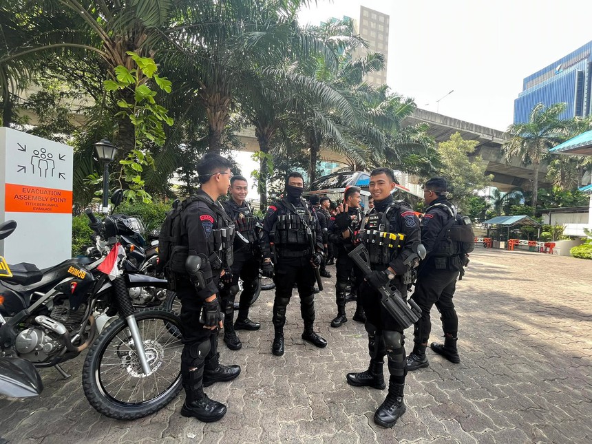 Hy hữu: Xe chở ĐT Việt Nam ở Indonesia gặp khói lạ nhưng là do đội an ninh dẫn đường - Ảnh 2. Hy hữu: Xe chở ĐT Việt Nam ở Indonesia gặp khói lạ nhưng là do đội an ninh dẫn đường - Ảnh 2.