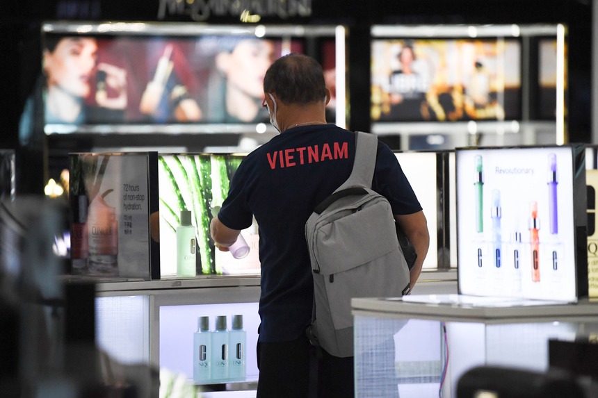 Tuấn Anh giúp đồng đội vận chuyển đồ, thầy Park mua quà cho người thân trước giờ lên máy bay - Ảnh 4. Tuấn Anh giúp đồng đội vận chuyển đồ, thầy Park mua quà cho người thân trước giờ lên máy bay - Ảnh 4.