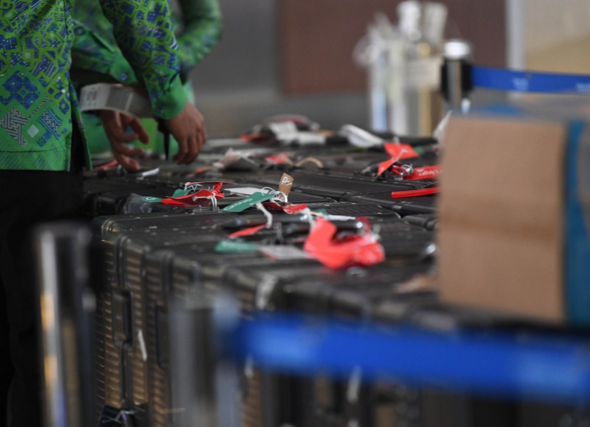 Tuấn Anh giúp đồng đội vận chuyển đồ, thầy Park mua quà cho người thân trước giờ lên máy bay - Ảnh 10. Tuấn Anh giúp đồng đội vận chuyển đồ, thầy Park mua quà cho người thân trước giờ lên máy bay - Ảnh 10.