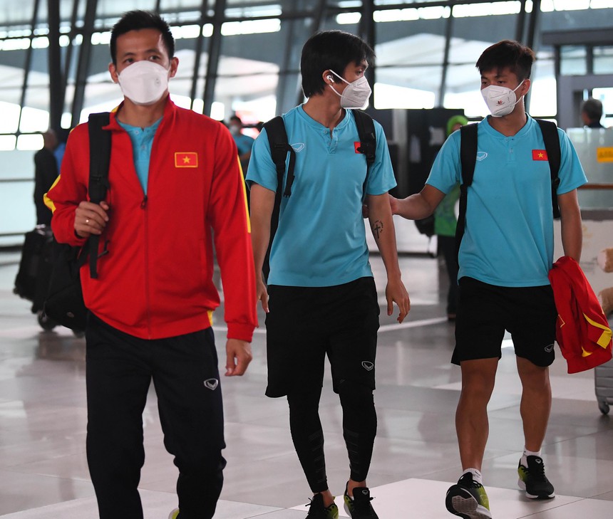 Tuấn Anh giúp đồng đội vận chuyển đồ, thầy Park mua quà cho người thân trước giờ lên máy bay - Ảnh 1. Tuấn Anh giúp đồng đội vận chuyển đồ, thầy Park mua quà cho người thân trước giờ lên máy bay - Ảnh 1.