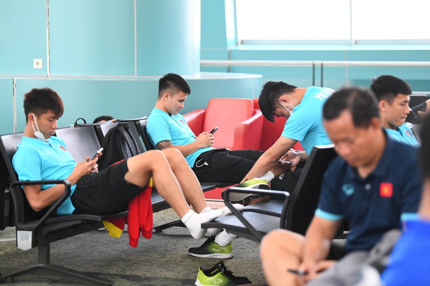 Tuấn Anh giúp đồng đội vận chuyển đồ, thầy Park mua quà cho người thân trước giờ lên máy bay - Ảnh 7. Tuấn Anh giúp đồng đội vận chuyển đồ, thầy Park mua quà cho người thân trước giờ lên máy bay - Ảnh 7.