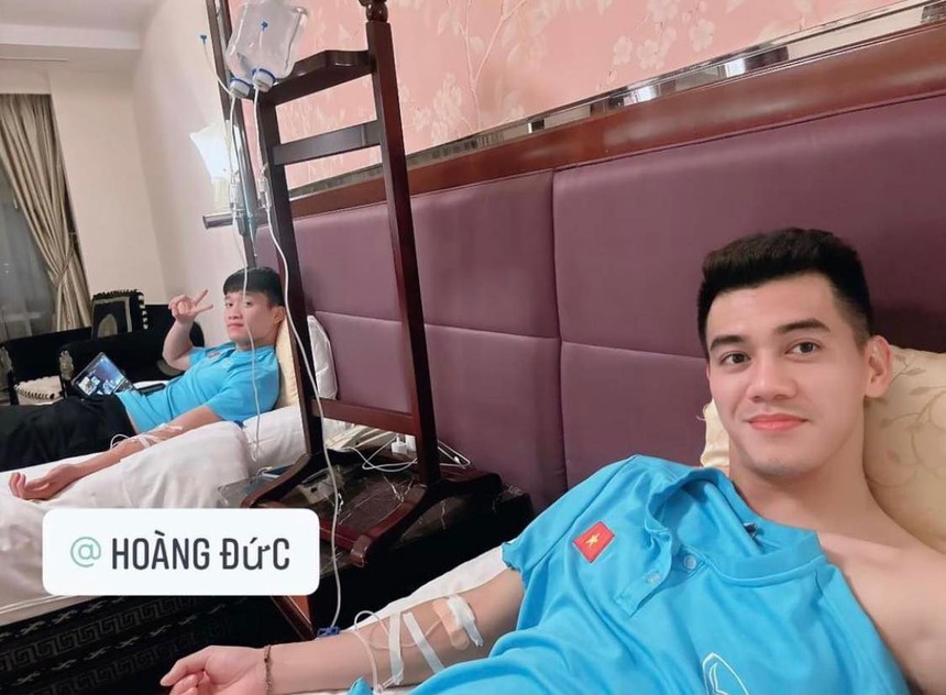 Tin bóng đá sáng 8/1: Cầu thủ Việt Nam phải truyền dịch - Ảnh 2.