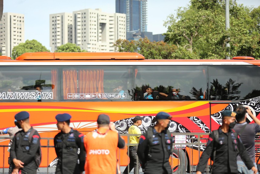 Hy hữu: Xe chở ĐT Việt Nam ở Indonesia gặp khói lạ nhưng là do đội an ninh dẫn đường - Ảnh 3. Hy hữu: Xe chở ĐT Việt Nam ở Indonesia gặp khói lạ nhưng là do đội an ninh dẫn đường - Ảnh 3.