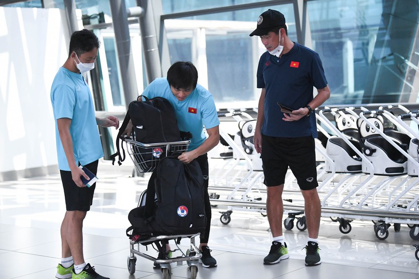 Tuấn Anh giúp đồng đội vận chuyển đồ, thầy Park mua quà cho người thân trước giờ lên máy bay - Ảnh 2. Tuấn Anh giúp đồng đội vận chuyển đồ, thầy Park mua quà cho người thân trước giờ lên máy bay - Ảnh 2.