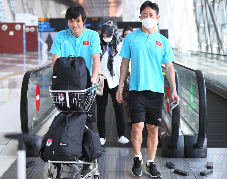 Tuấn Anh giúp đồng đội vận chuyển đồ, thầy Park mua quà cho người thân trước giờ lên máy bay - Ảnh 3. Tuấn Anh giúp đồng đội vận chuyển đồ, thầy Park mua quà cho người thân trước giờ lên máy bay - Ảnh 3.