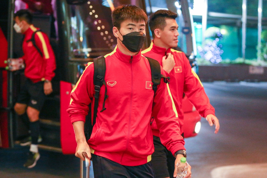 Đội tuyển Việt Nam về tới khách sạn giữa khuya, Bùi Tiến Dũng nhận quà bất ngờ - Ảnh 1.