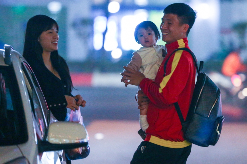 Đội tuyển Việt Nam về tới khách sạn giữa khuya, Bùi Tiến Dũng nhận quà bất ngờ - Ảnh 5.