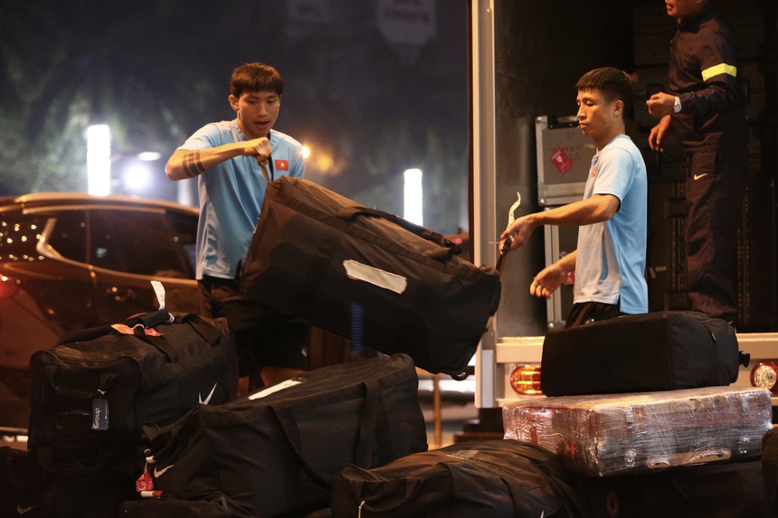 Đội trợ lý tuyển Việt Nam về muộn, Bùi Tiến Dũng và Văn Hậu phụ nhân viên lái xe dỡ hành lý - Ảnh 2.