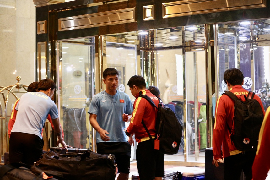 Đội trợ lý tuyển Việt Nam về muộn, Bùi Tiến Dũng và Văn Hậu phụ nhân viên lái xe dỡ hành lý - Ảnh 4.