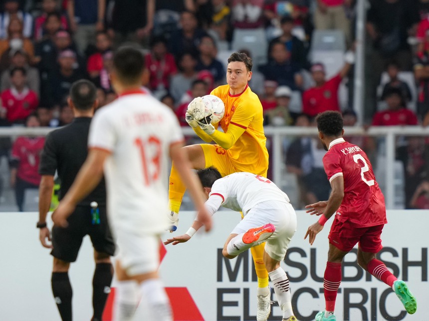Video AFF Cup ngày 7/1: Thủ môn Đặng Văn Lâm phá kỷ lục tại giải đấu AFF Cup - Ảnh 2.
