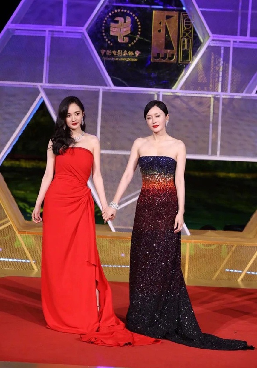 Khi các tình địch chung khung hình: từ Jennie - Nana Komatsu đến Park Shin Hye - IU  - Ảnh 14.