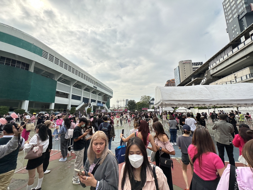 Concert BLACKPINK “đụng độ" Golden Disk Awards cùng 1 ngày: Fan Kpop tại Thái Lan quá lãi! - Ảnh 3.